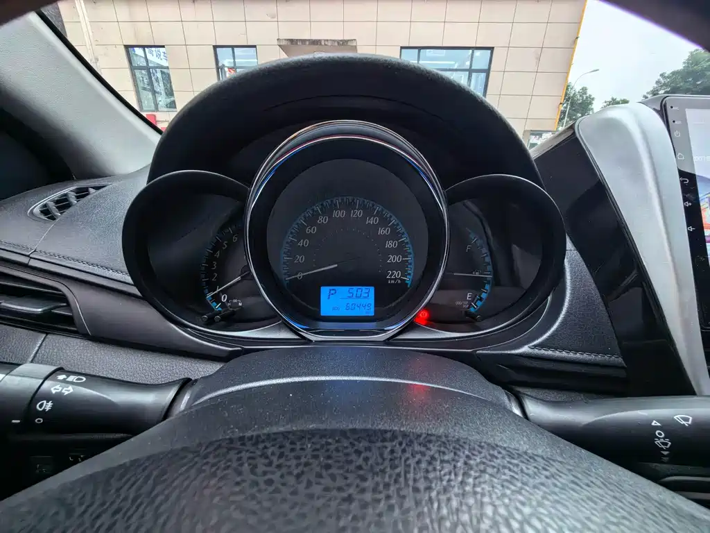 Toyota Yaris L — фото 10