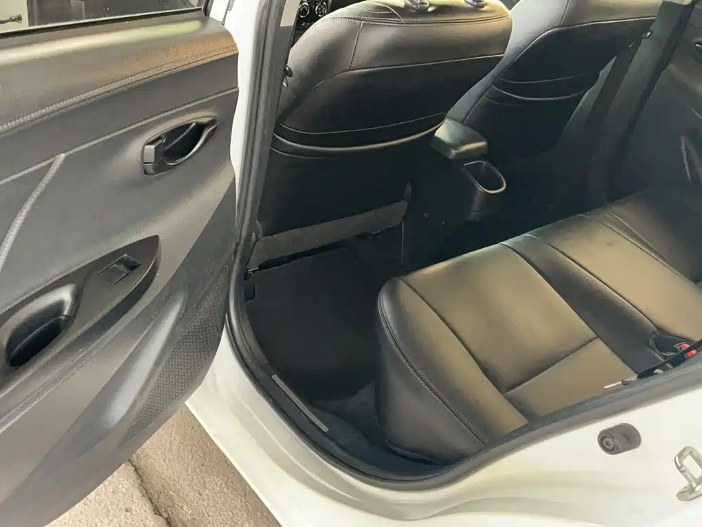 Toyota Yaris L — фото 14