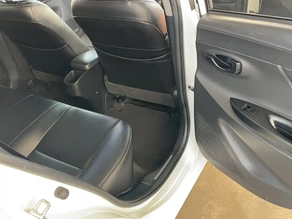 Toyota Yaris L — фото 16
