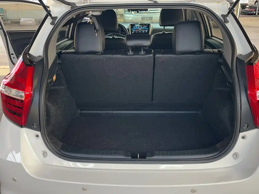 Toyota Yaris L — фото 17