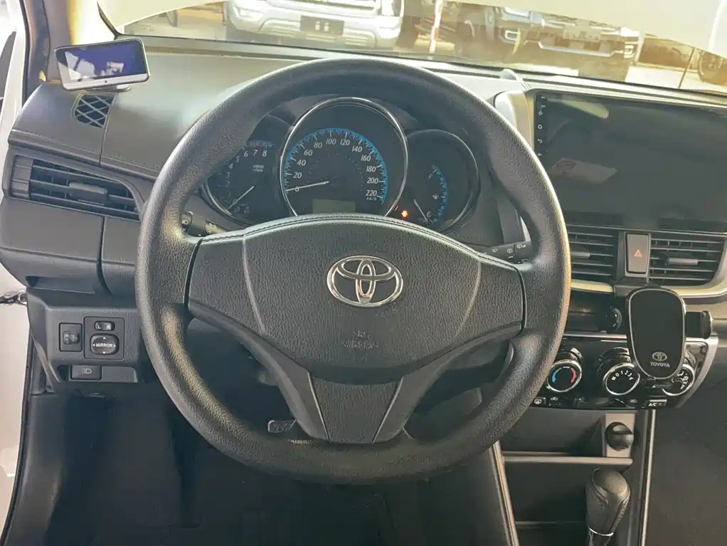 Toyota Yaris L — фото 3