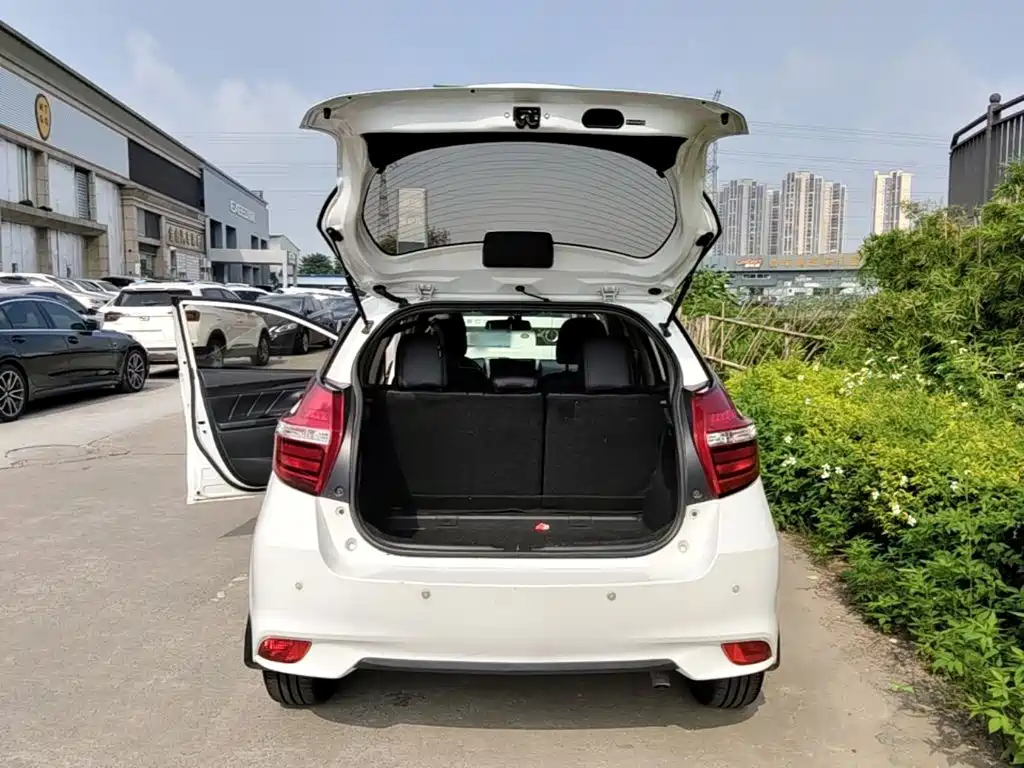 Toyota Yaris L — фото 10