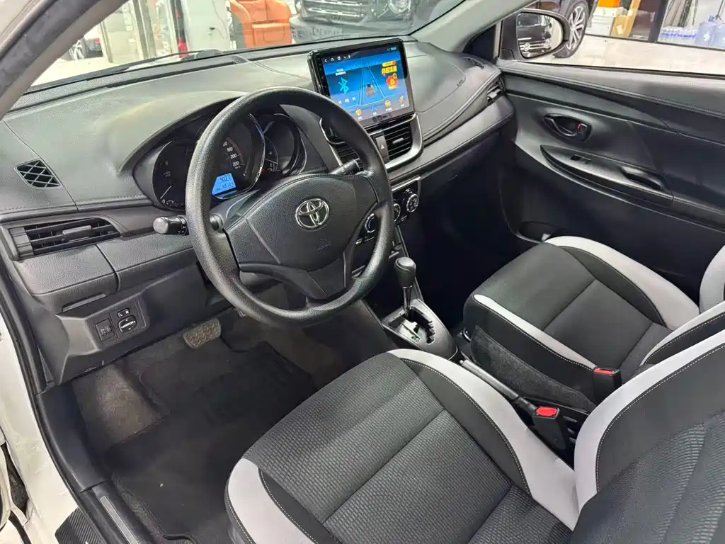 Toyota Yaris L — фото 7