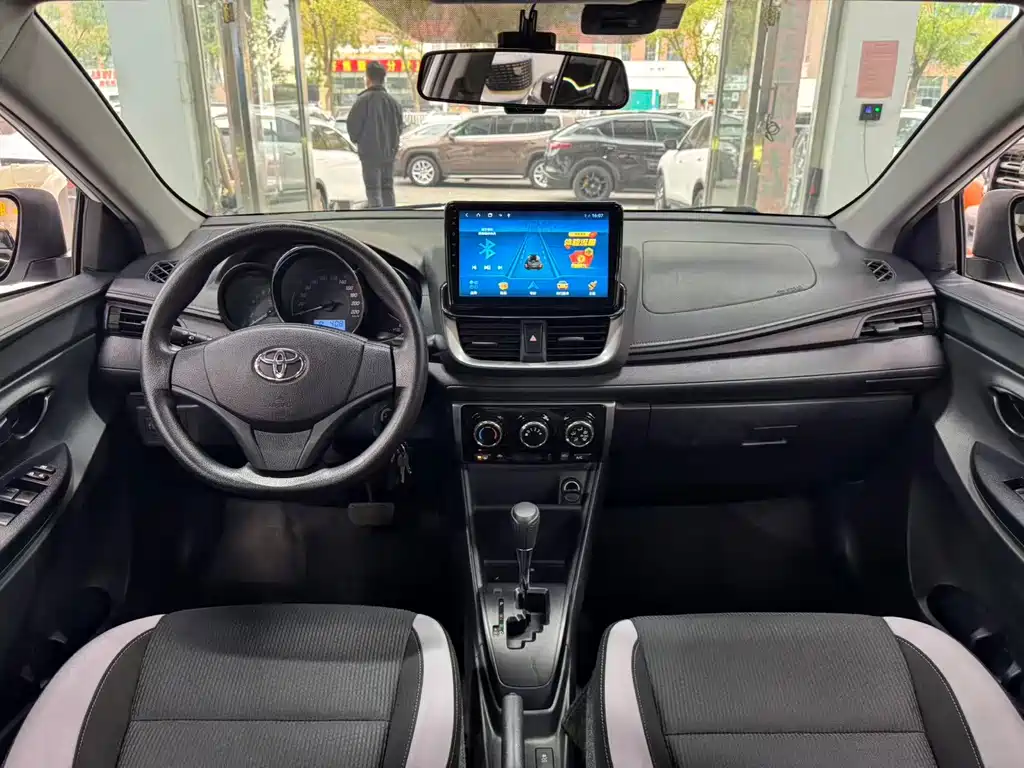 Toyota Yaris L — фото 9
