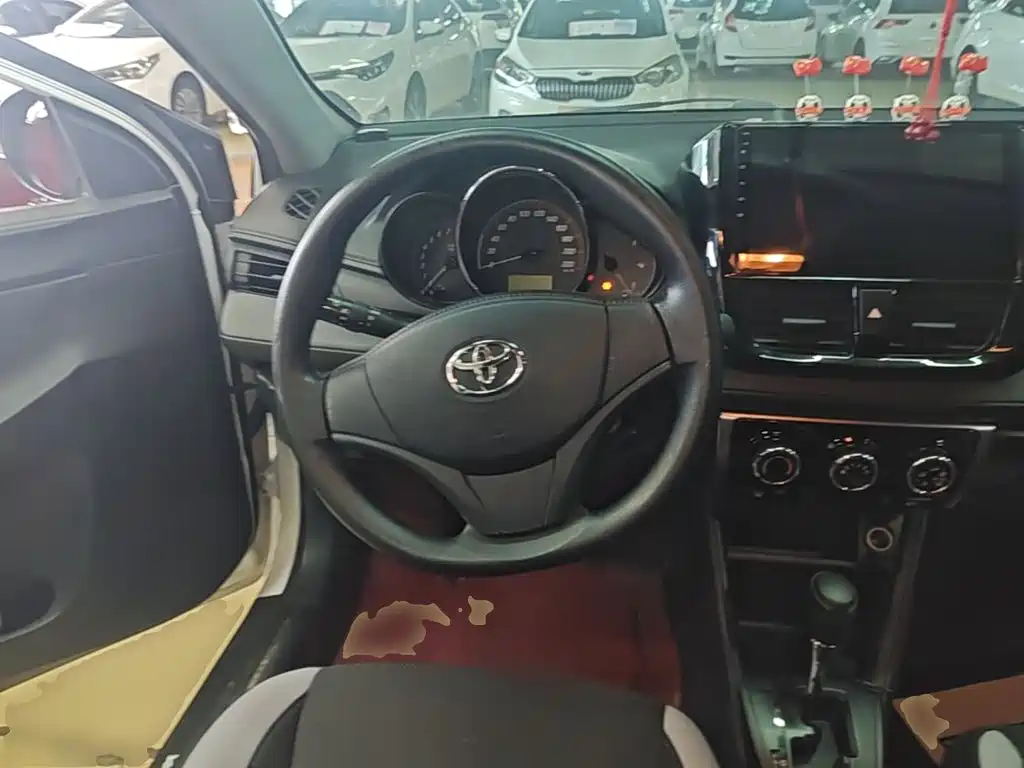 Toyota Yaris L — фото 11