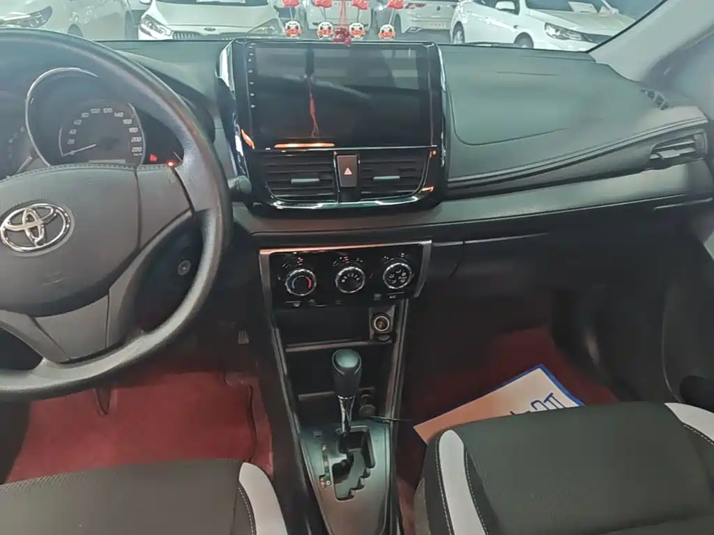 Toyota Yaris L — фото 13