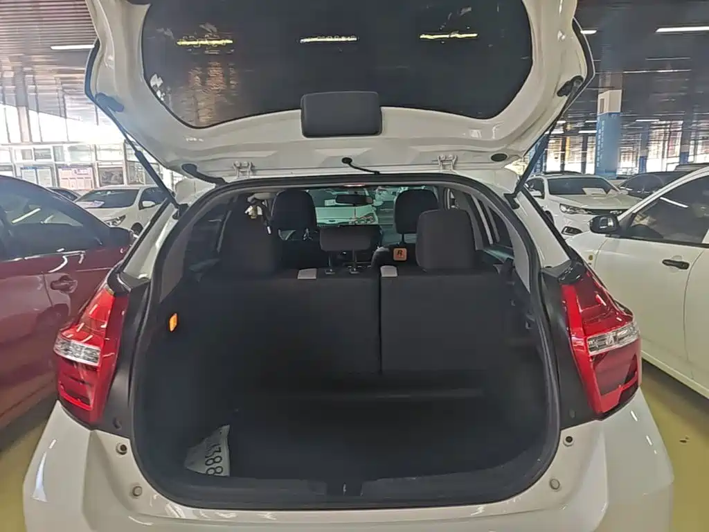Toyota Yaris L — фото 19