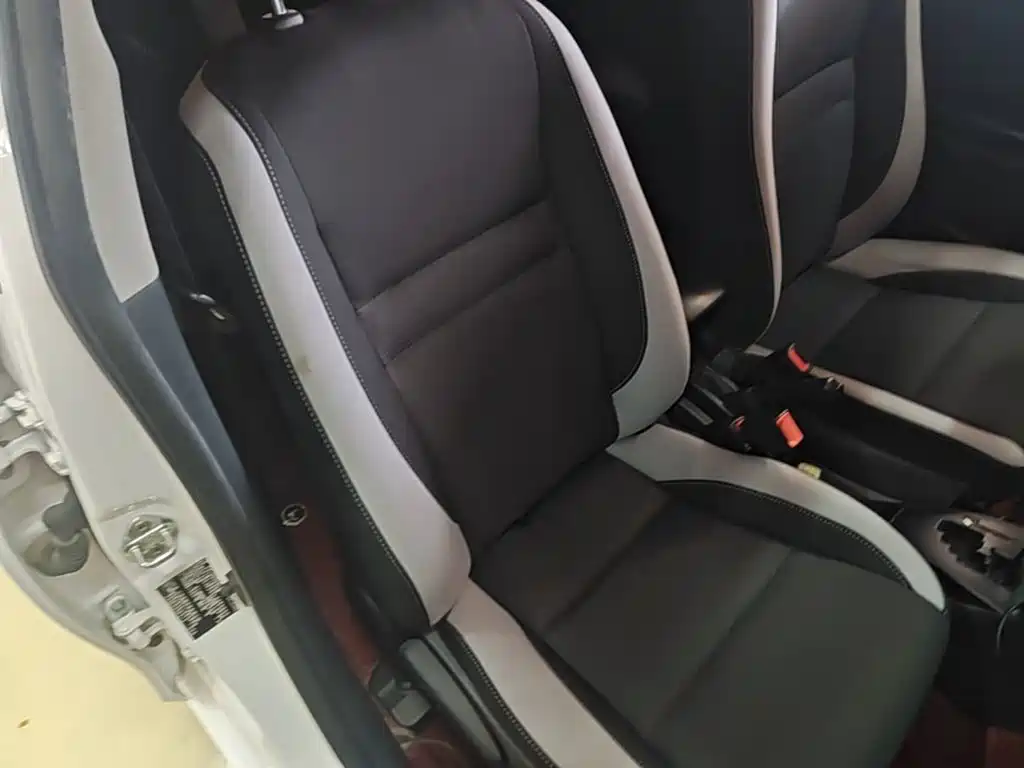 Toyota Yaris L — фото 25