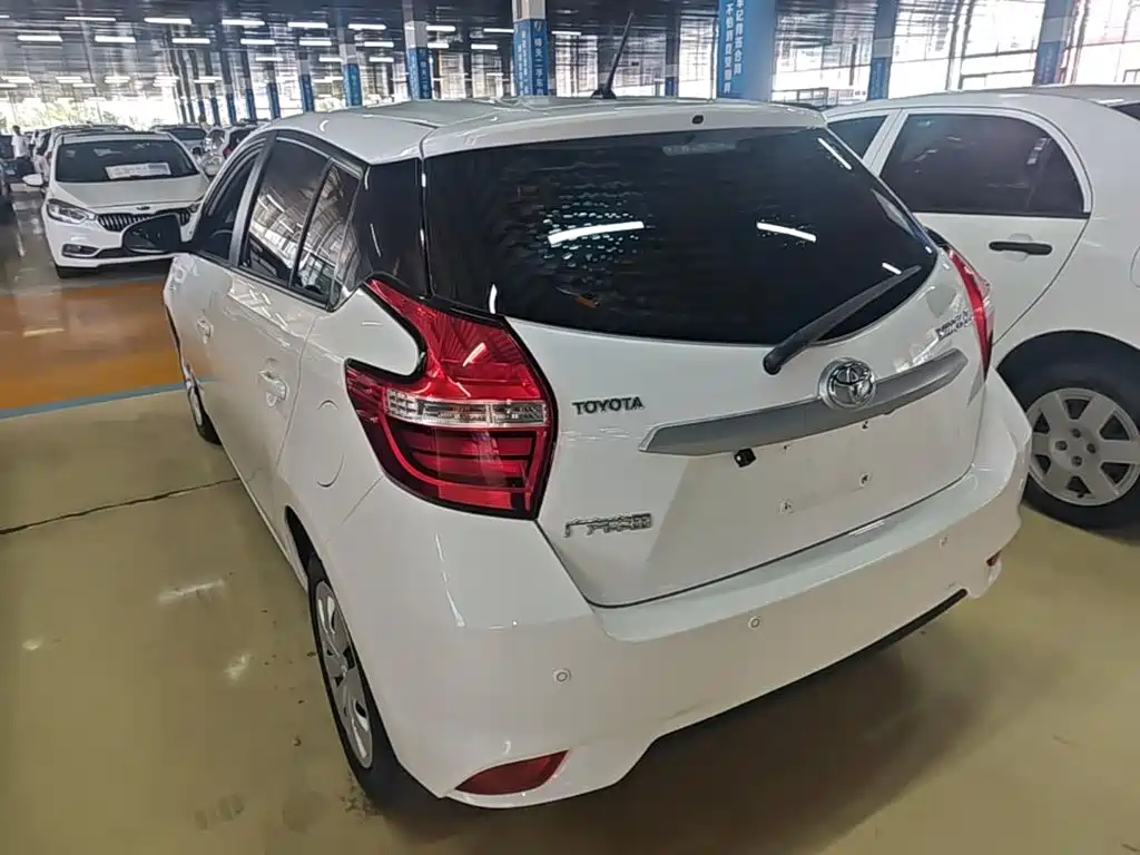 Toyota Yaris L — фото 5