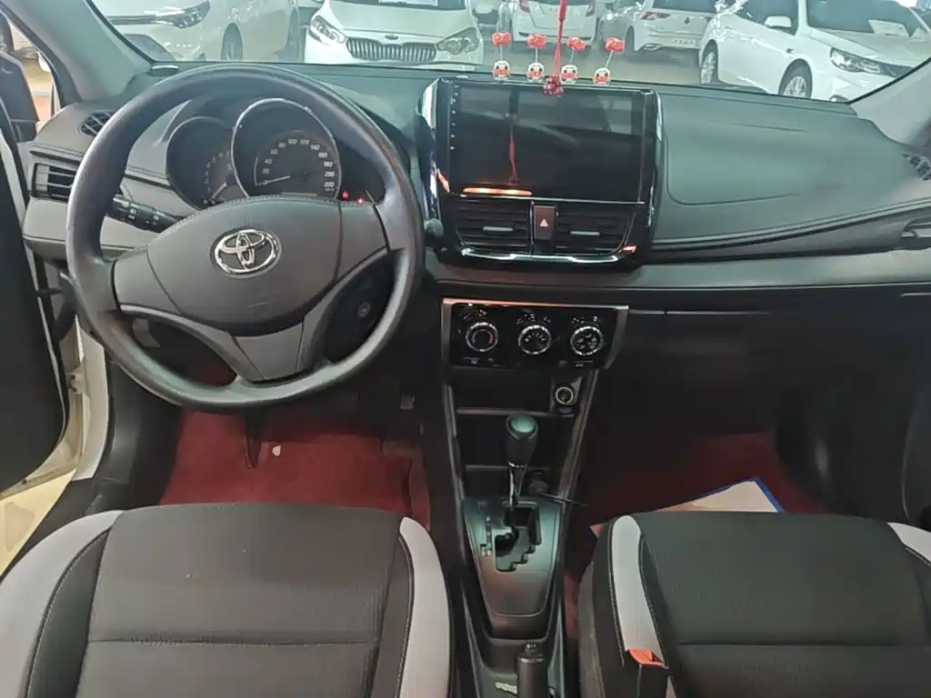 Toyota Yaris L — фото 10