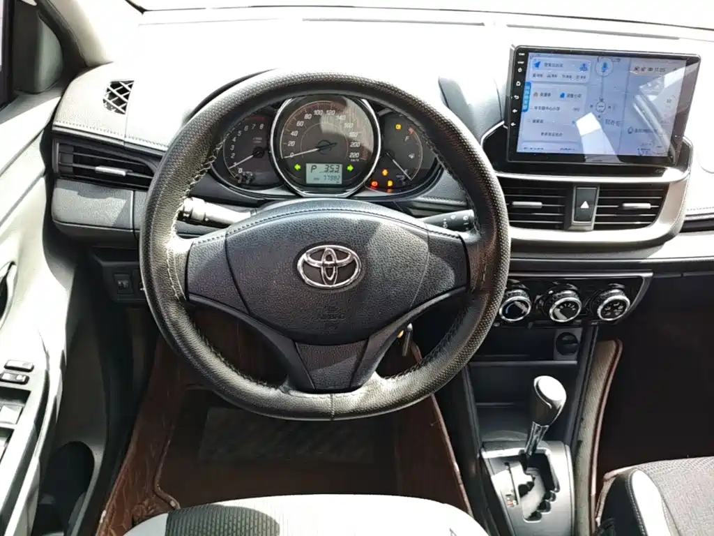 Toyota Yaris L — фото 11