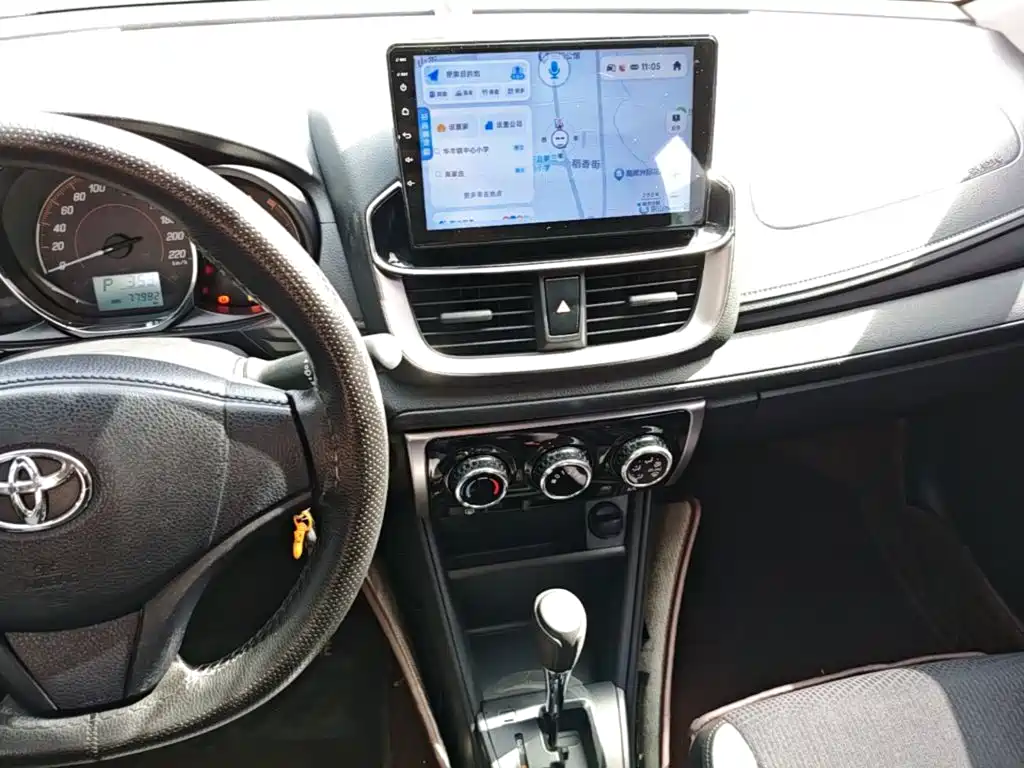 Toyota Yaris L — фото 13