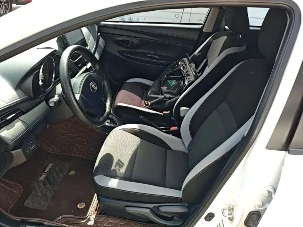Toyota Yaris L — фото 15