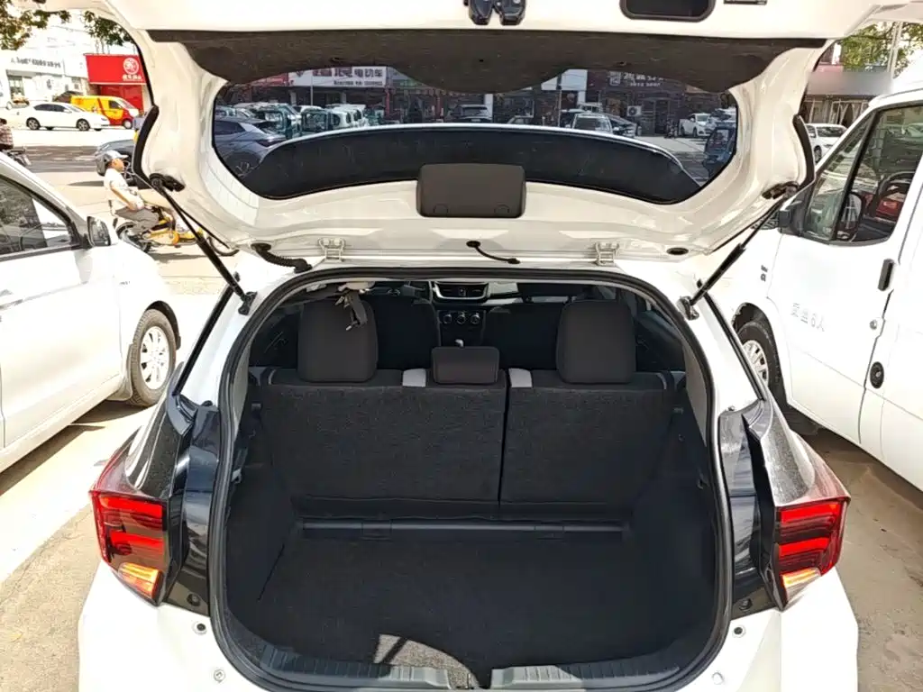 Toyota Yaris L — фото 19