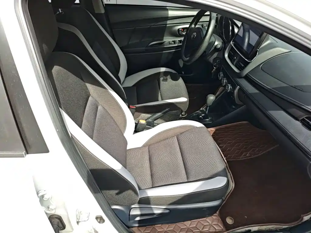 Toyota Yaris L — фото 25