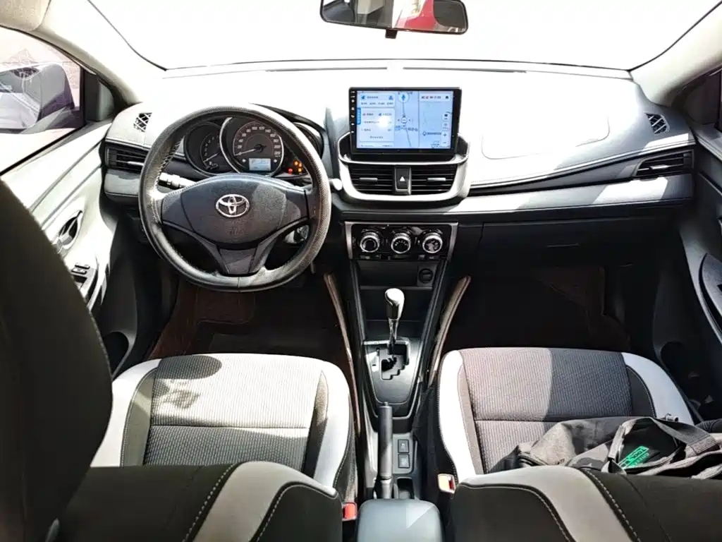Toyota Yaris L — фото 10