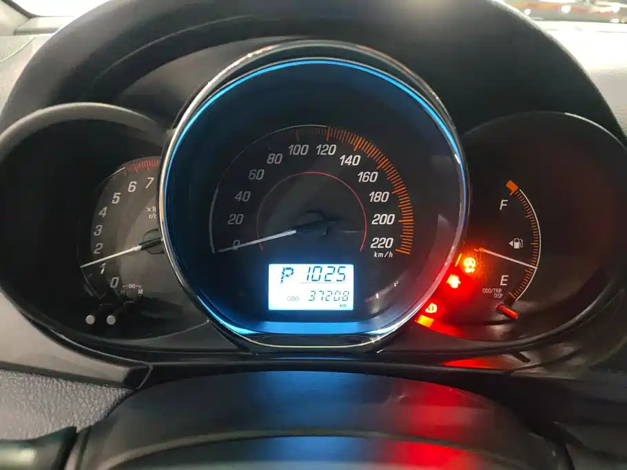 Toyota Yaris L — фото 14