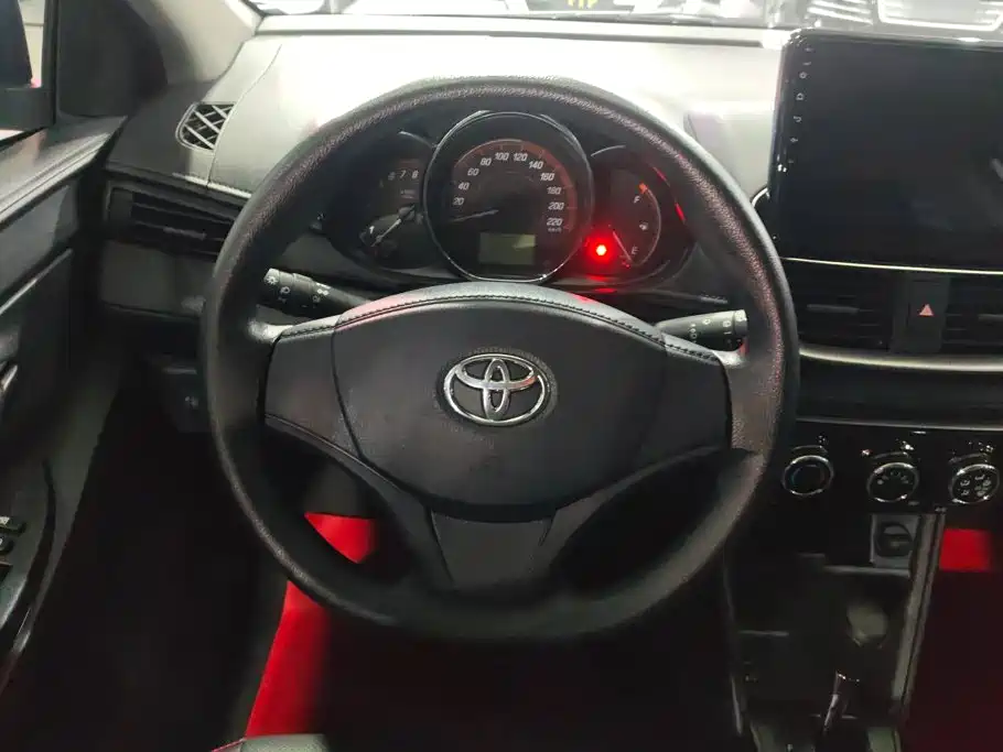 Toyota Yaris L — фото 15