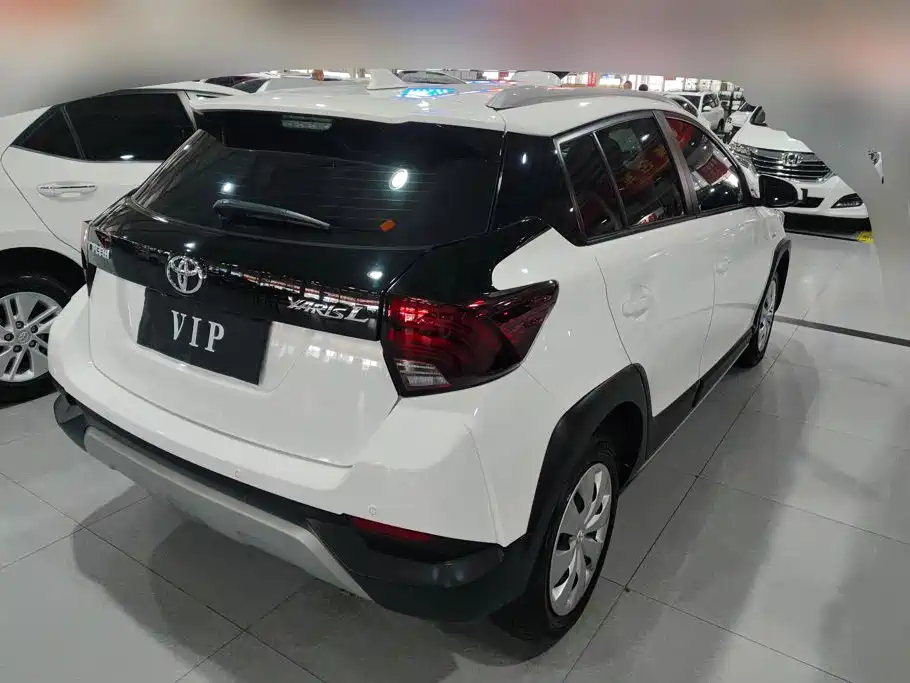 Toyota Yaris L — фото 3