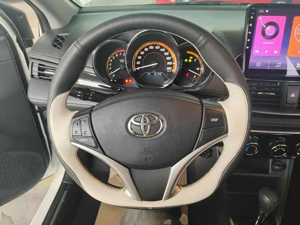 Toyota Yaris L — фото 11