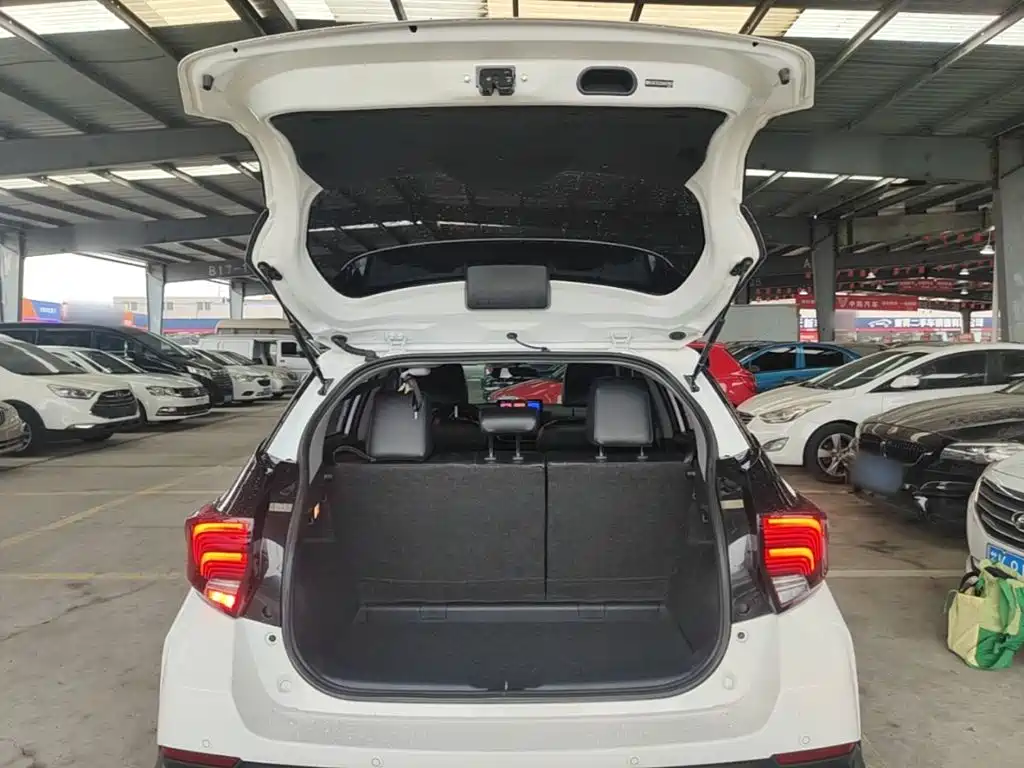 Toyota Yaris L — фото 19