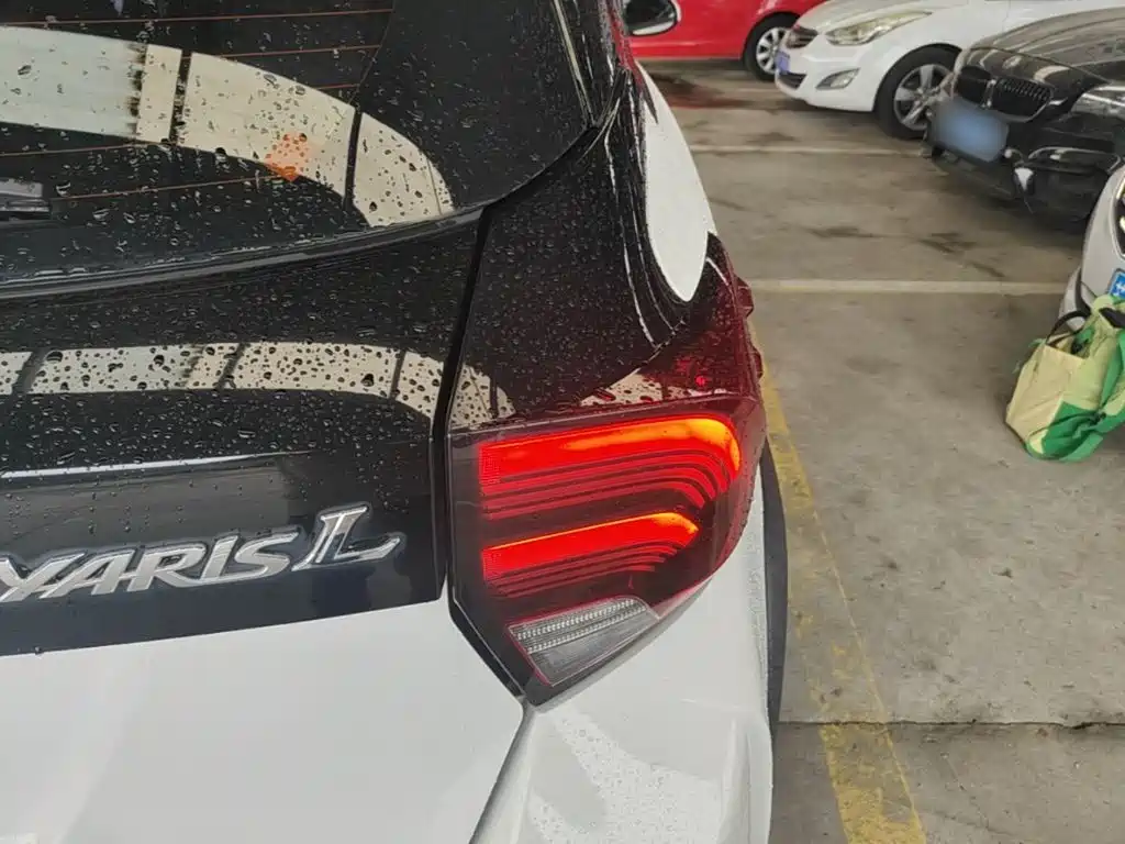 Toyota Yaris L — фото 8