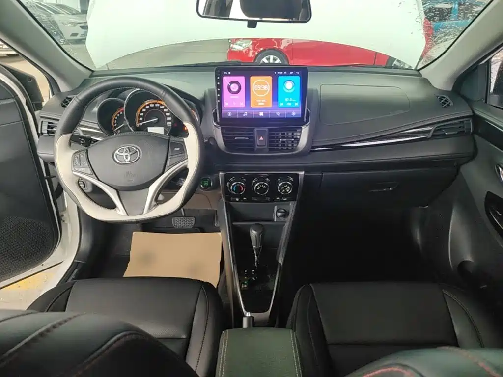 Toyota Yaris L — фото 10
