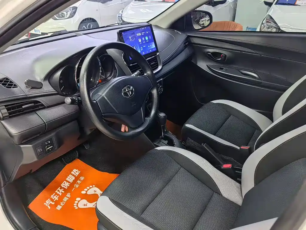 Toyota Yaris L — фото 3