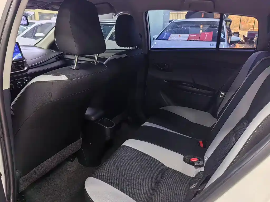 Toyota Yaris L — фото 4