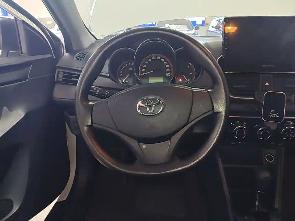 Toyota Yaris L — фото 11