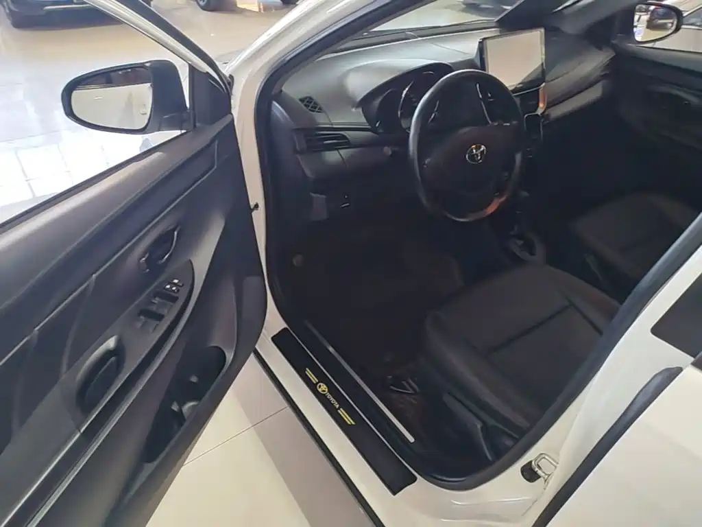 Toyota Yaris L — фото 16