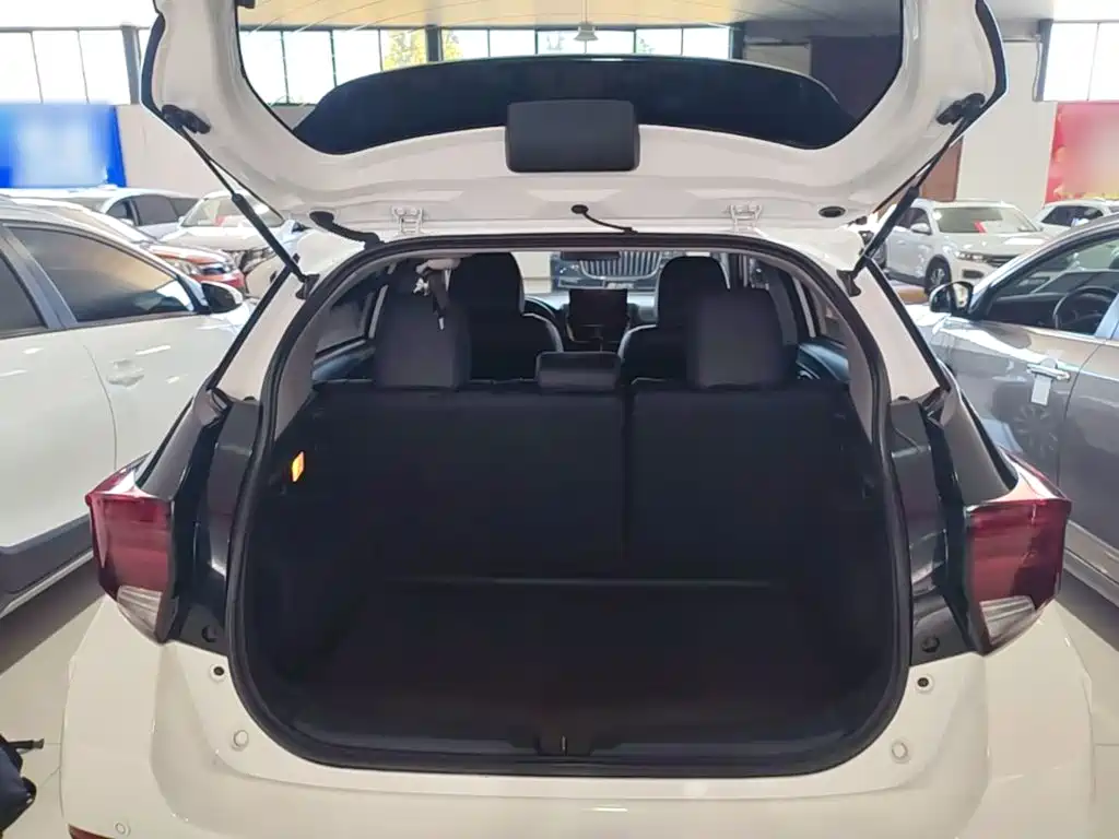 Toyota Yaris L — фото 19