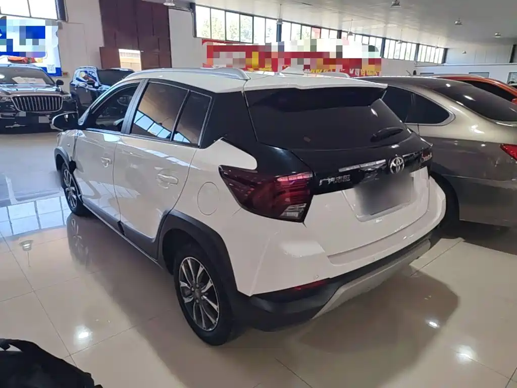 Toyota Yaris L — фото 5