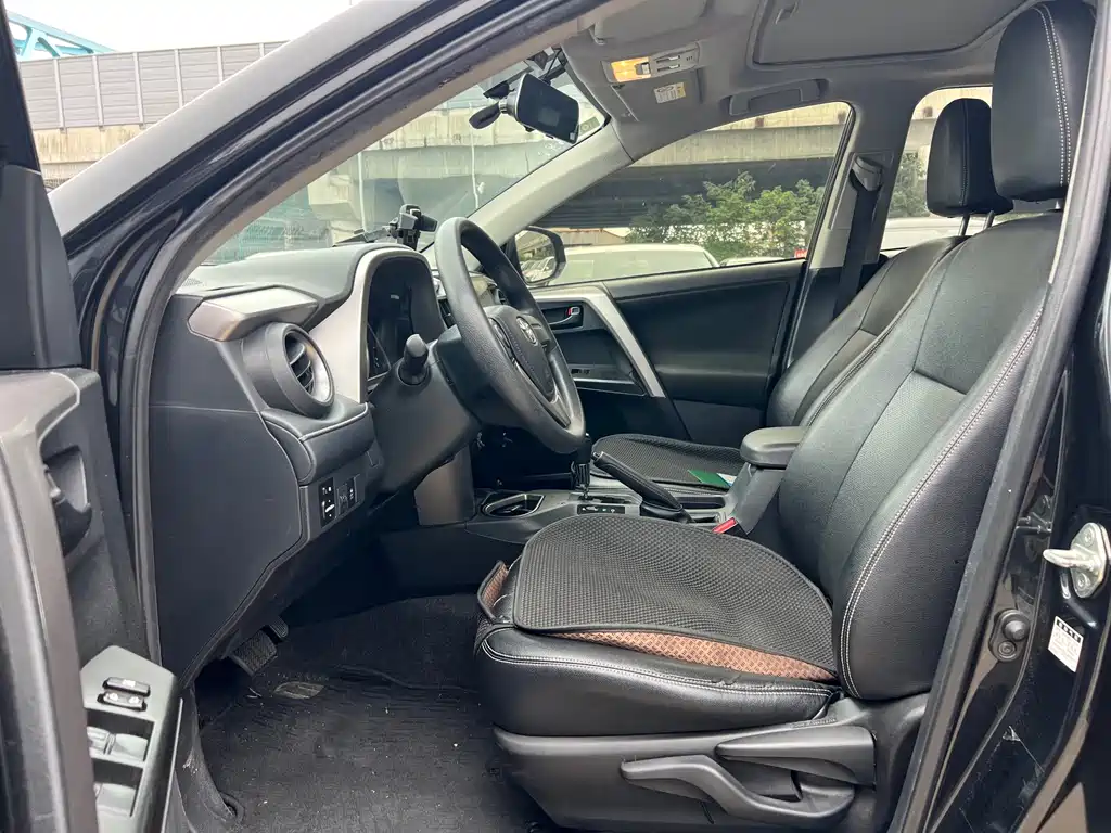 Toyota RAV4 — фото 4