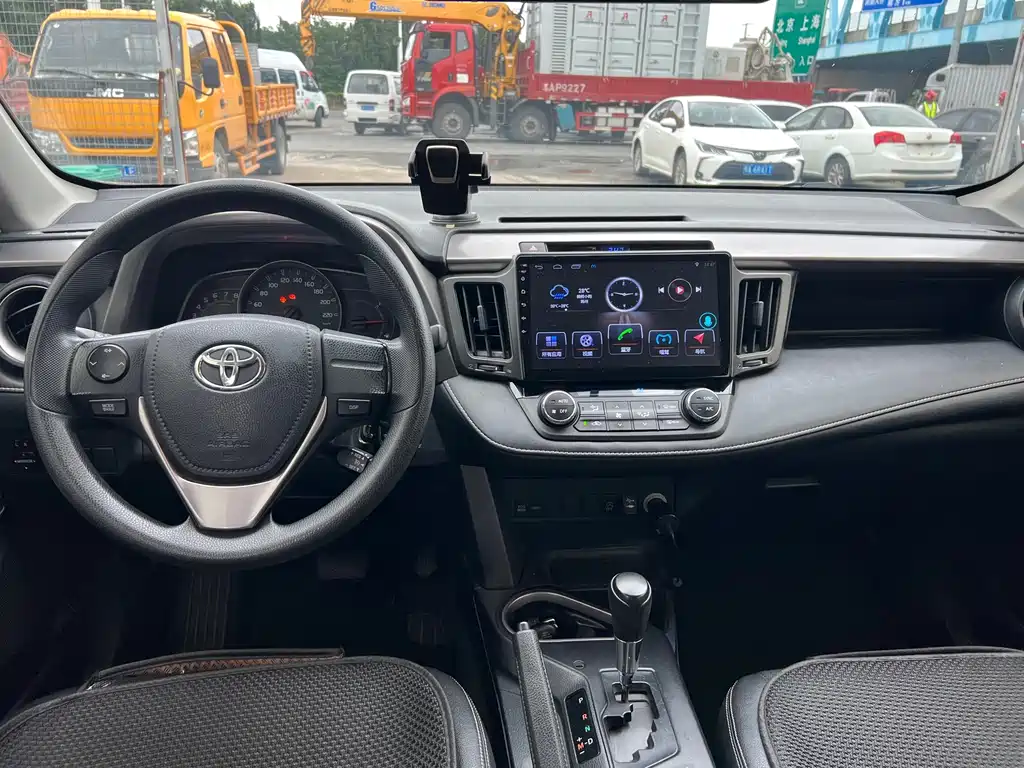 Toyota RAV4 — фото 6