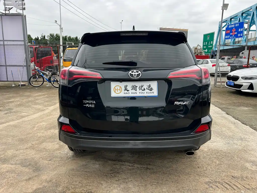 Toyota RAV4 — фото 7
