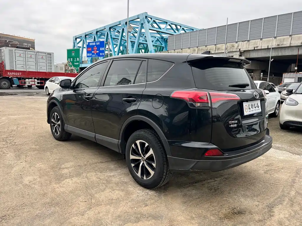Toyota RAV4 — фото 9