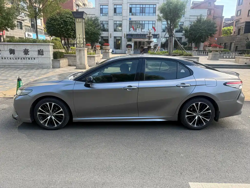 Toyota Camry — фото 2