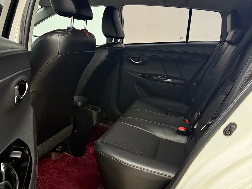 Toyota Yaris L — фото 13