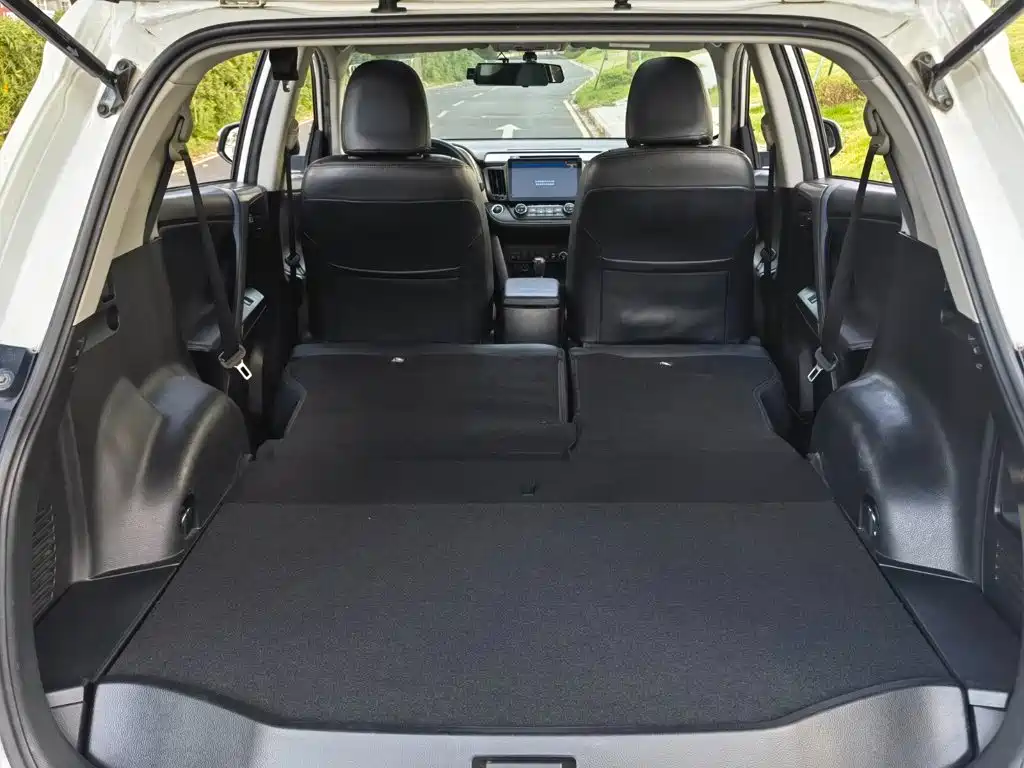 Toyota RAV4 — фото 11
