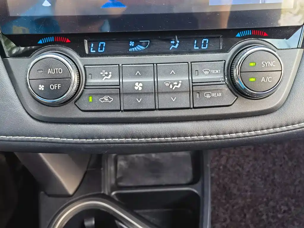 Toyota RAV4 — фото 15
