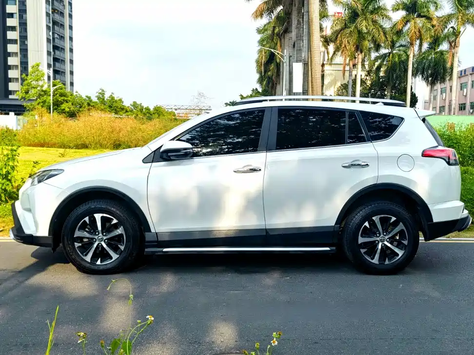 Toyota RAV4 — фото 4