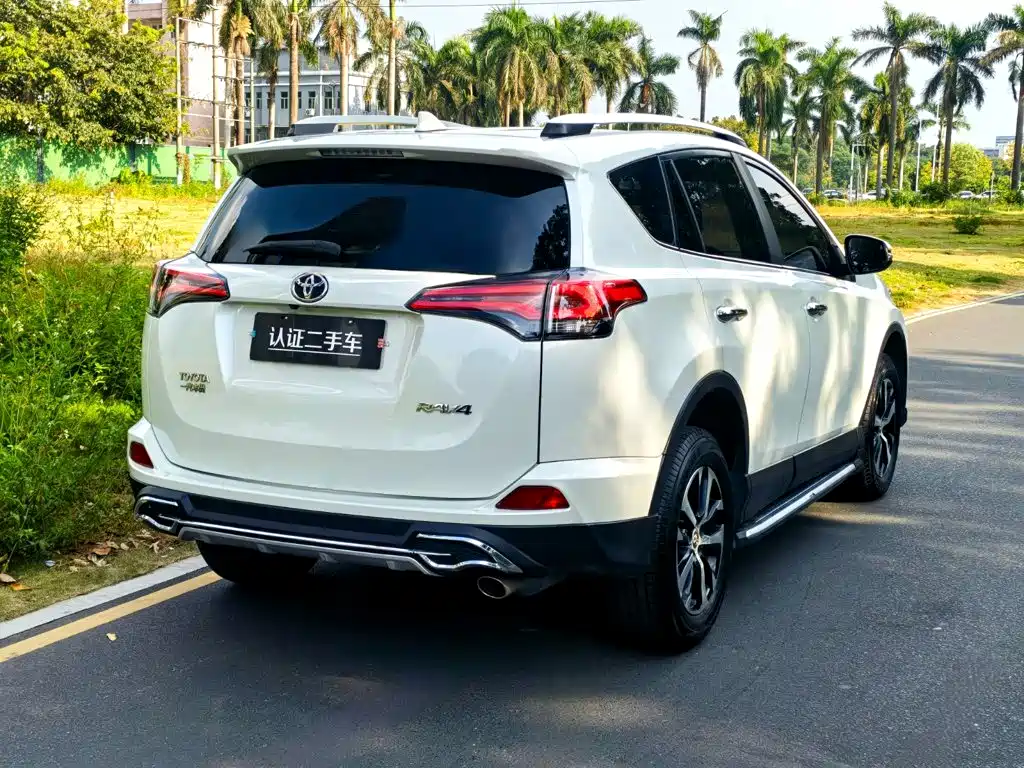Toyota RAV4 — фото 7