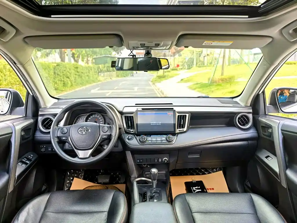 Toyota RAV4 — фото 8