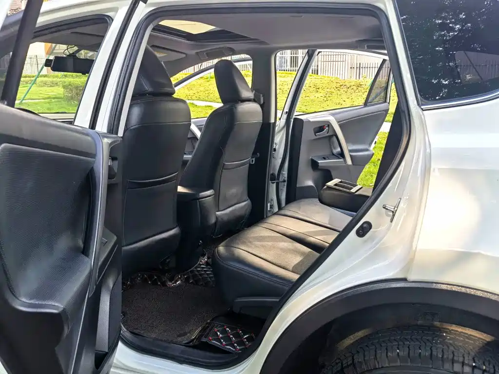 Toyota RAV4 — фото 10