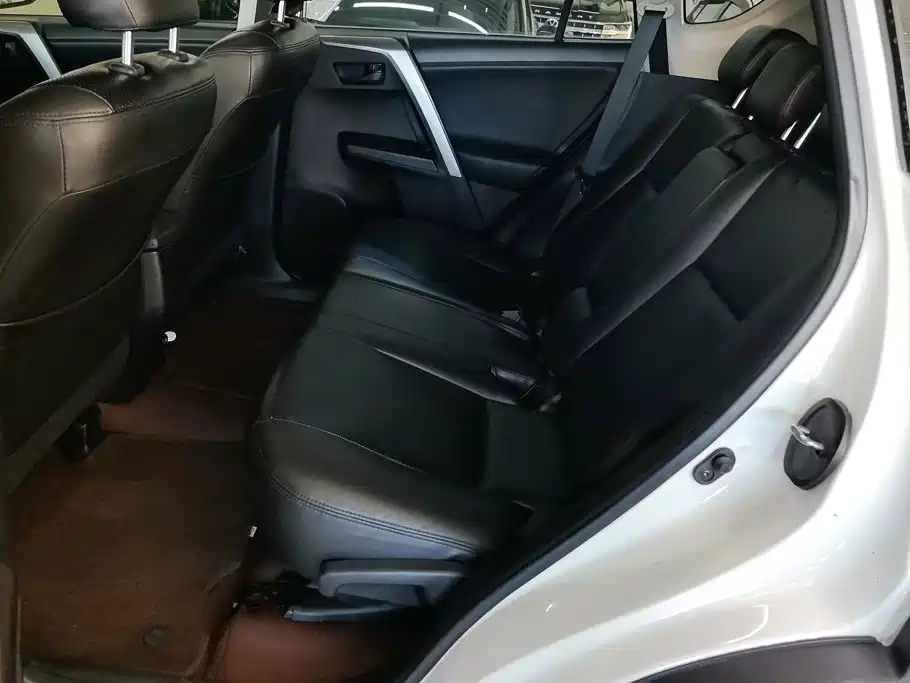 Toyota RAV4 — фото 11