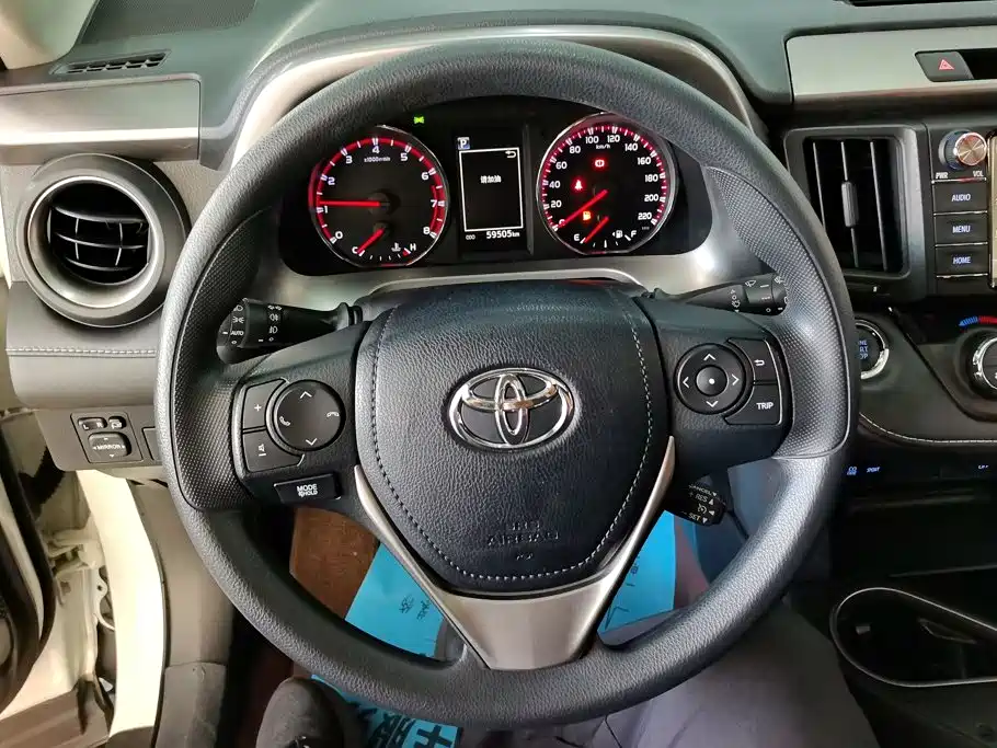 Toyota RAV4 — фото 15