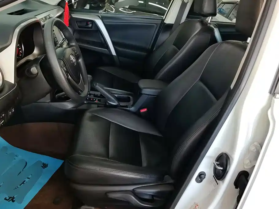 Toyota RAV4 — фото 9