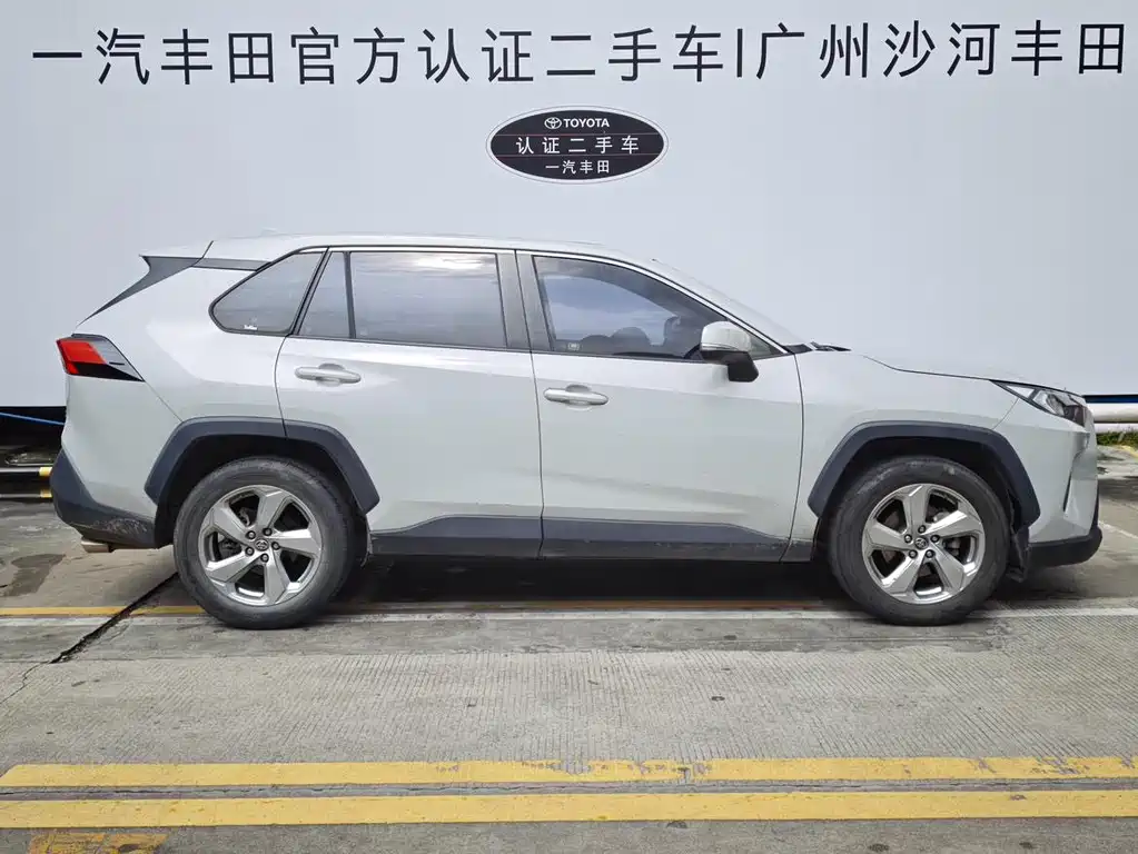 Toyota RAV4 — фото 5