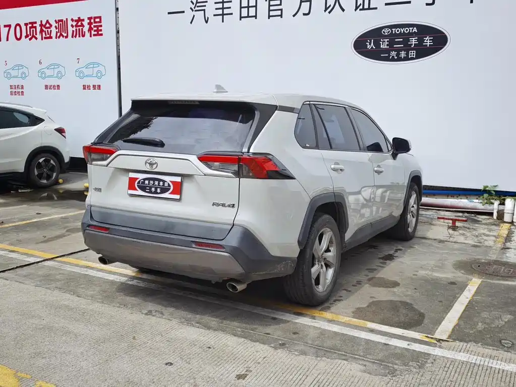 Toyota RAV4 — фото 6